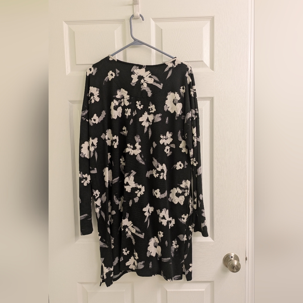 Black and White Floral Long Sleeve Dress size large Kensie